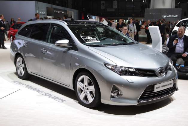 001-toyota-auris-sport-touring.jpg