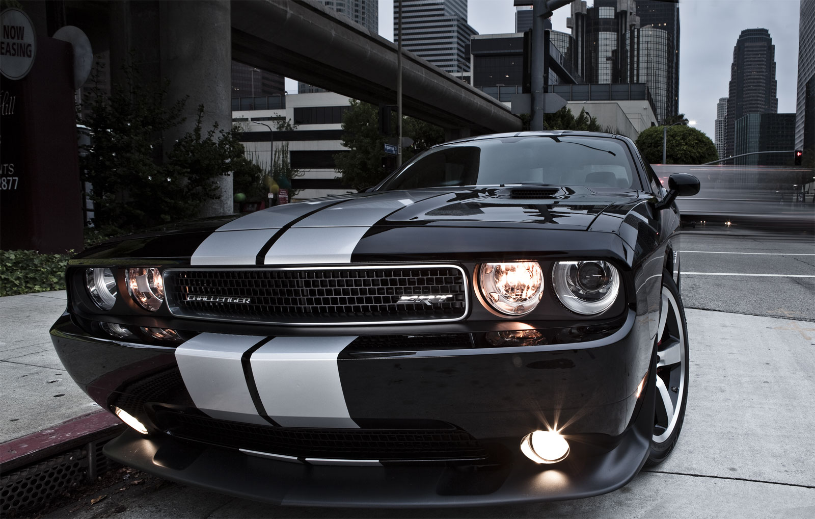 12challenger-srt8-14b.jpg