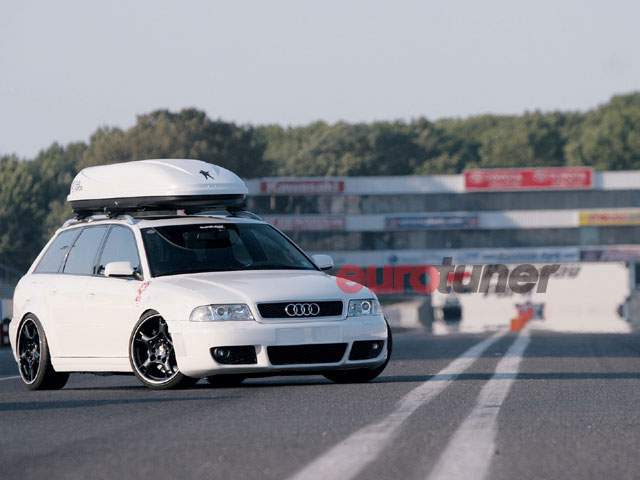eurp_0810_12_z%202001_s4_avant_and_2000_audi_s4%20front_view.jpg