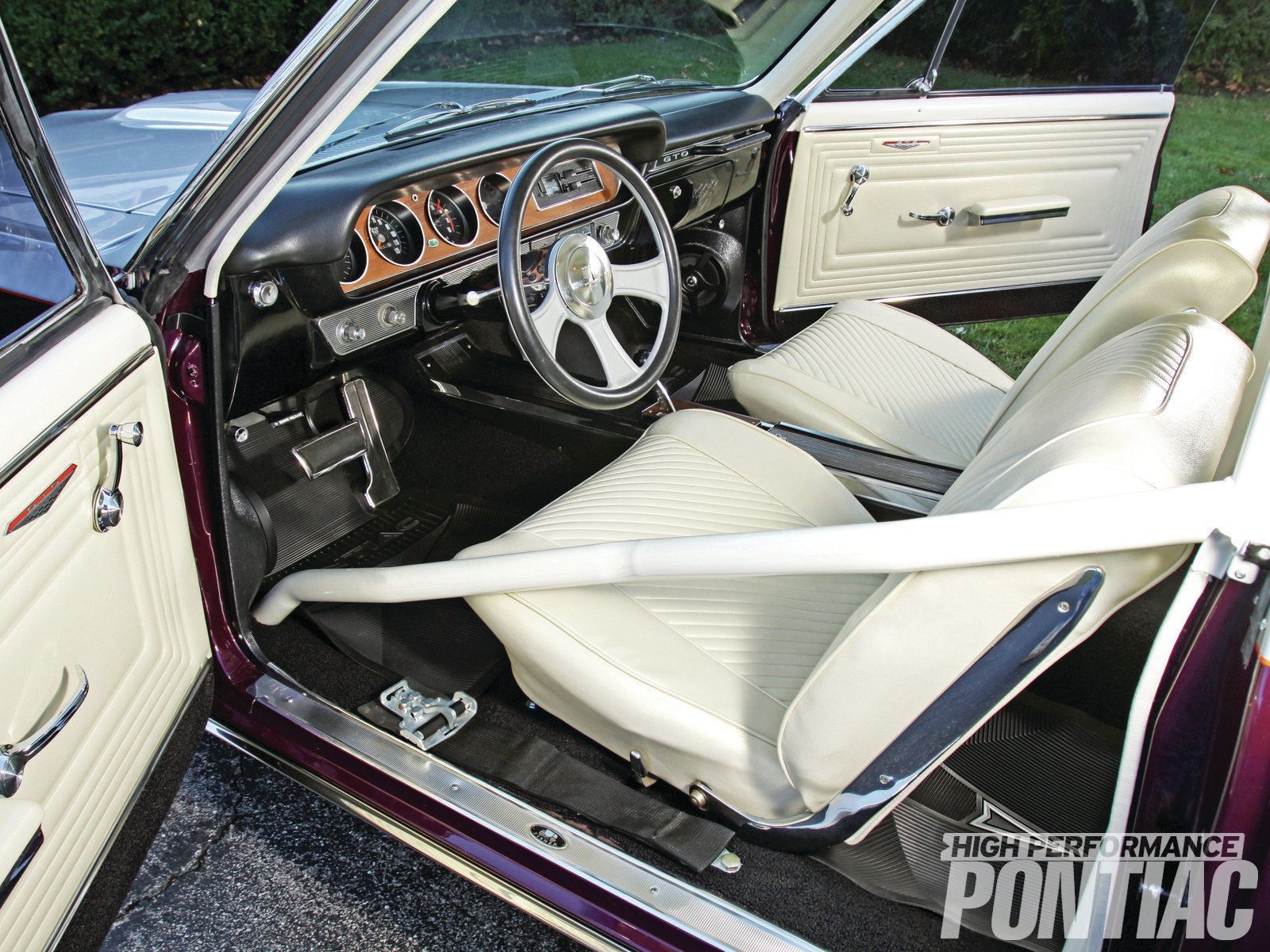 1305-pontiac-462ci-gto-tribute-interior.