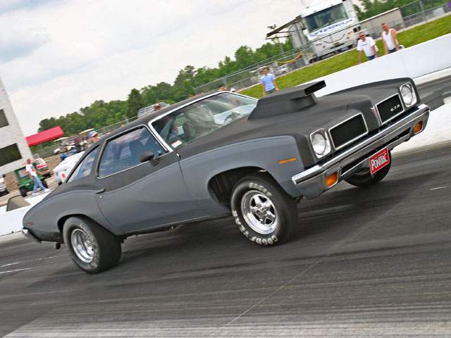 hppp_0704_03_z%20pontiac_pavement_pounders_shootout_virginia%201973_pontiac_LeMans.jpg
