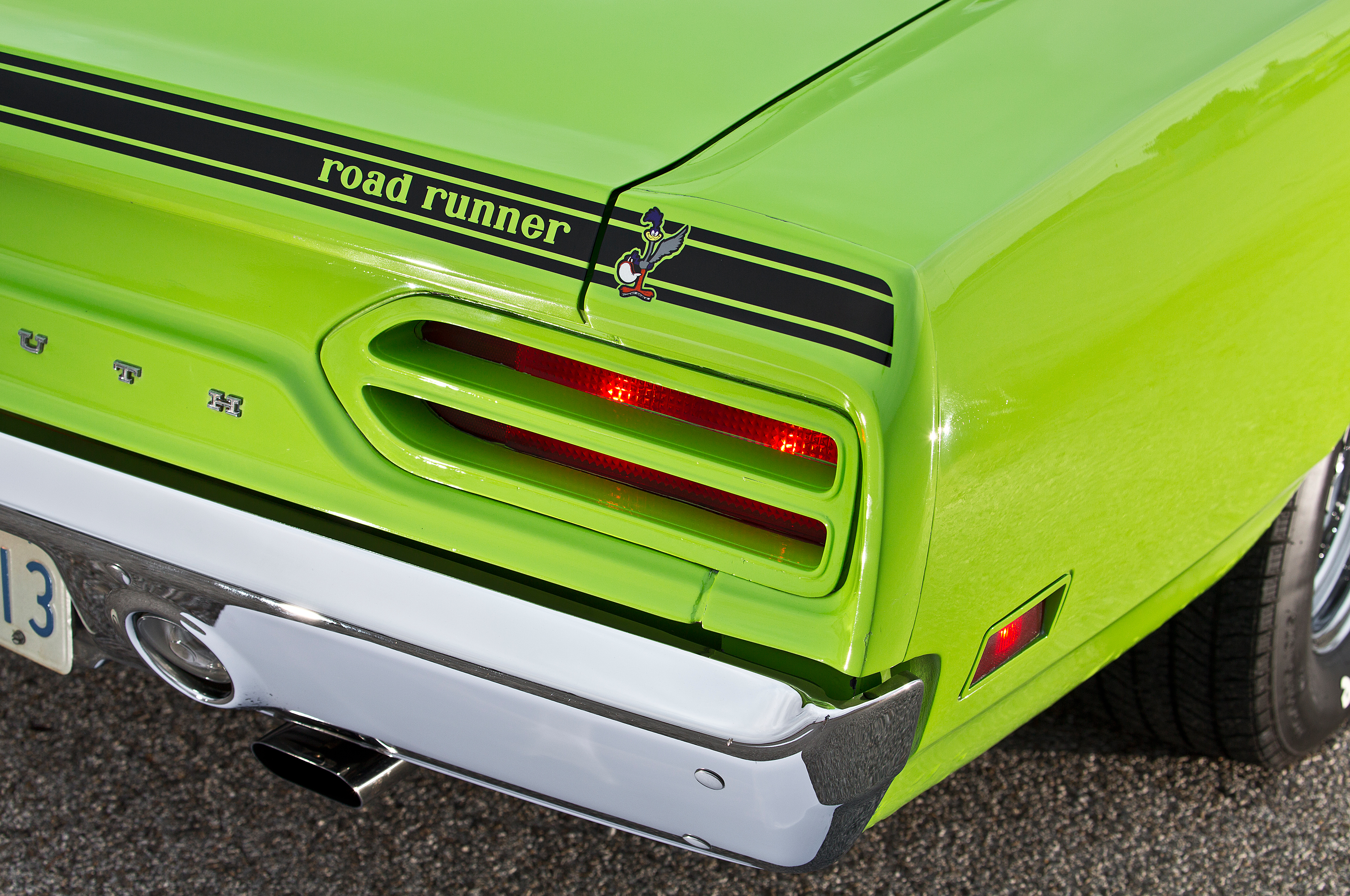1970-plymouth-roadrunner-taillight-detai