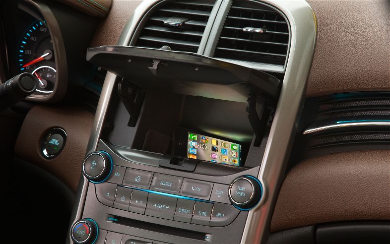 2013-Chevrolet-Malibu-flip-screen-navi.jpg