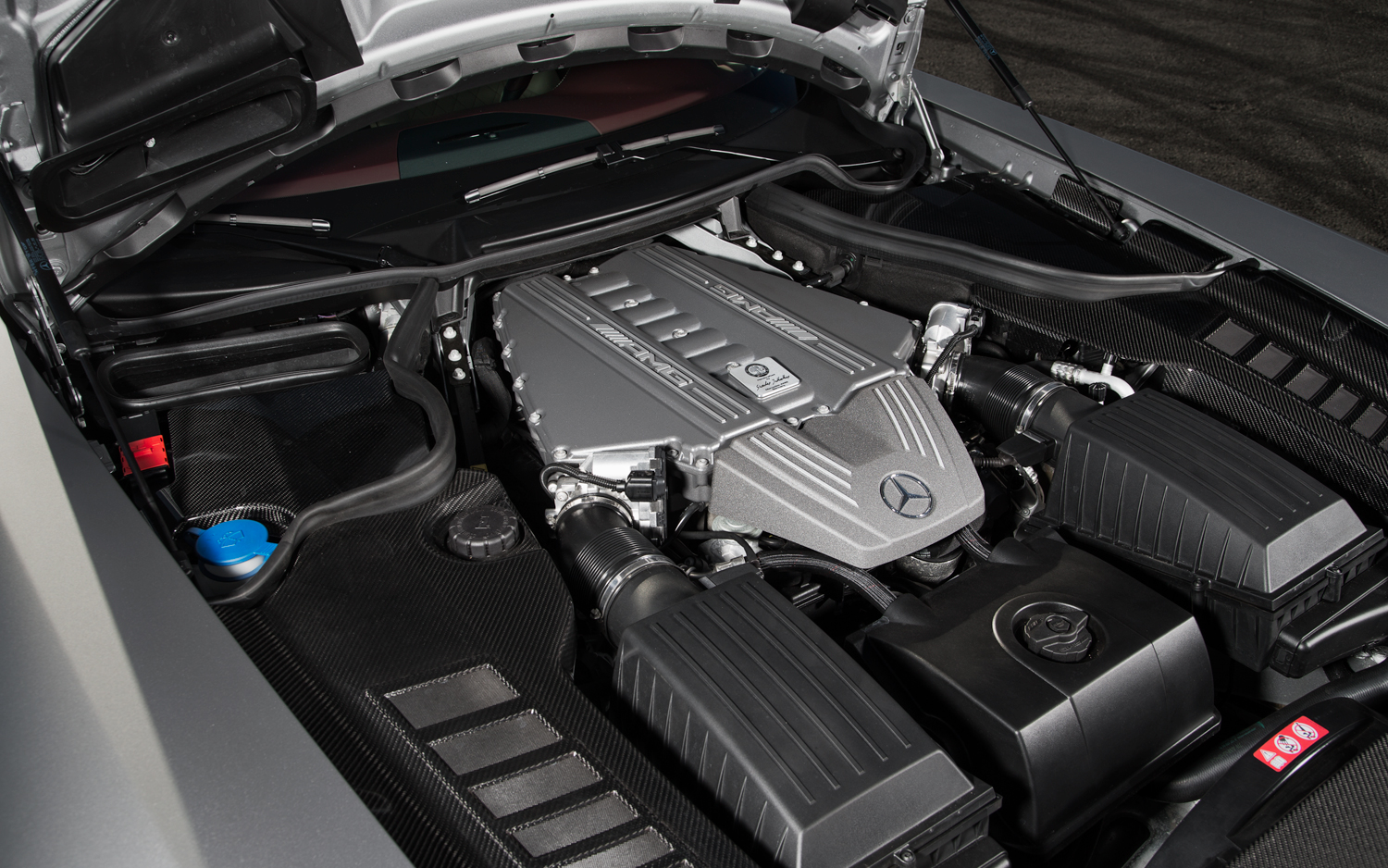 2013-Mercedes-Benz-SLS-AMG-GT-engine-2.j
