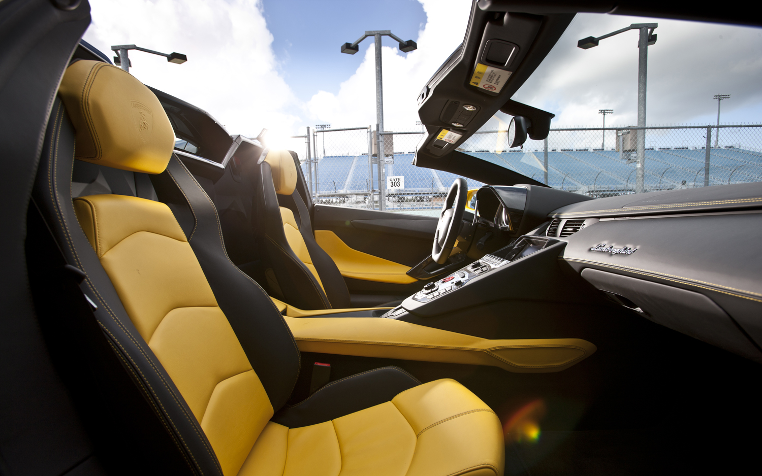 2013-lamborghini-aventador-roadster-inte