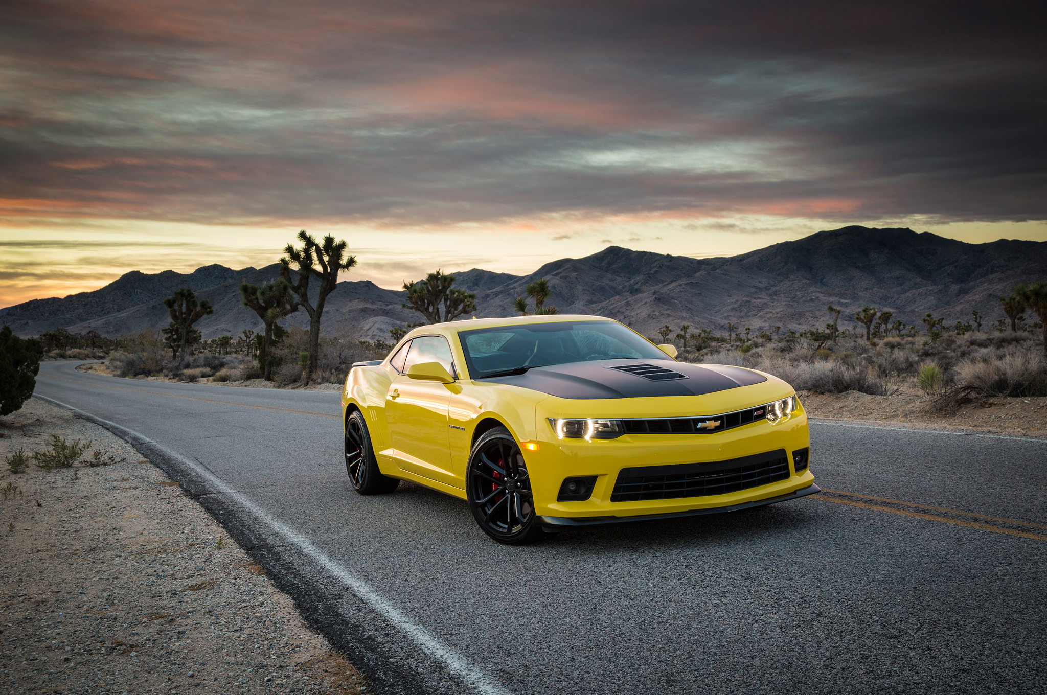 2014-Chevrolet-Camaro-SS-1LE-front-three
