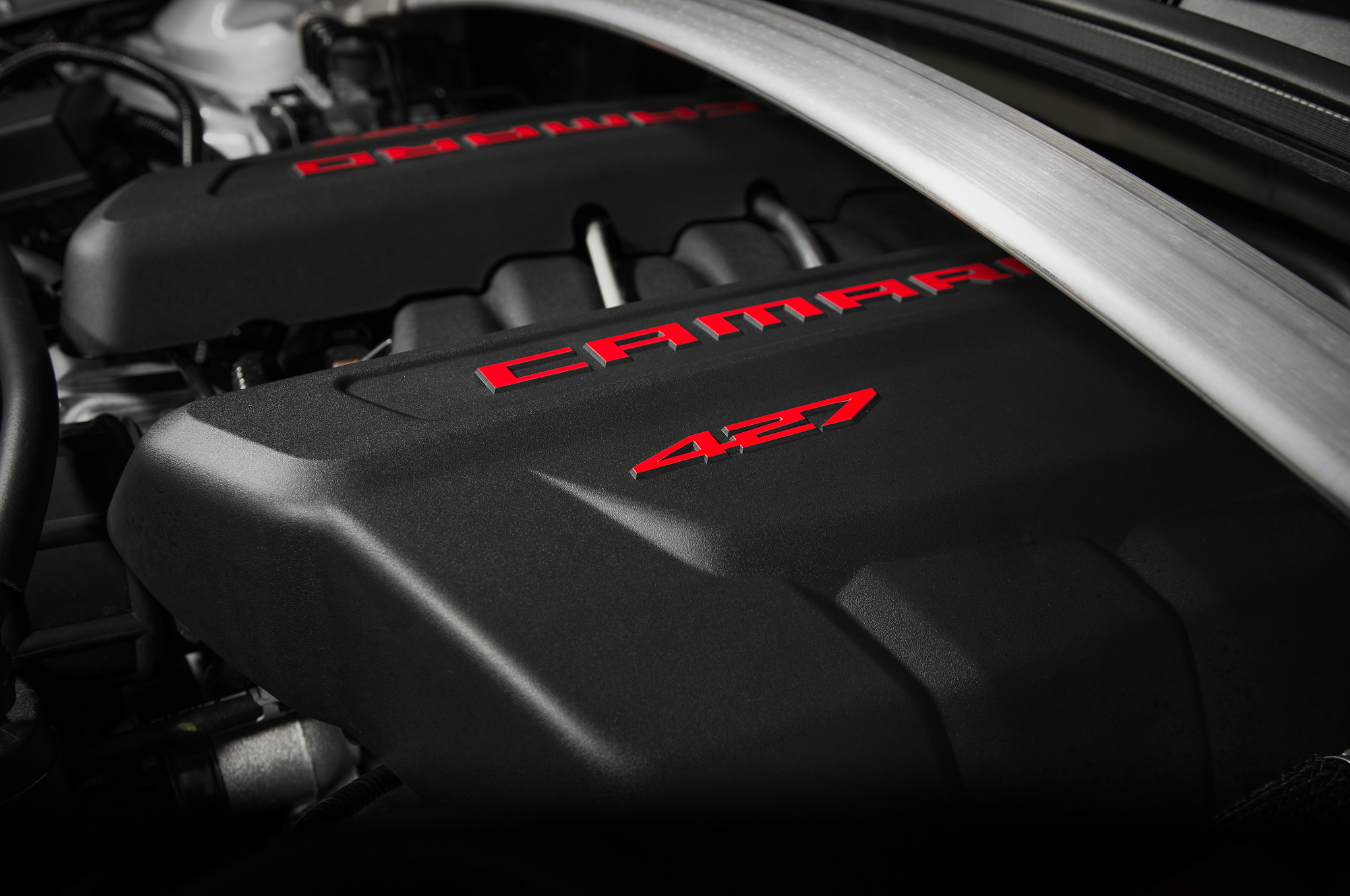 2014-Chevrolet-Camaro-Z28-engine-cover.j
