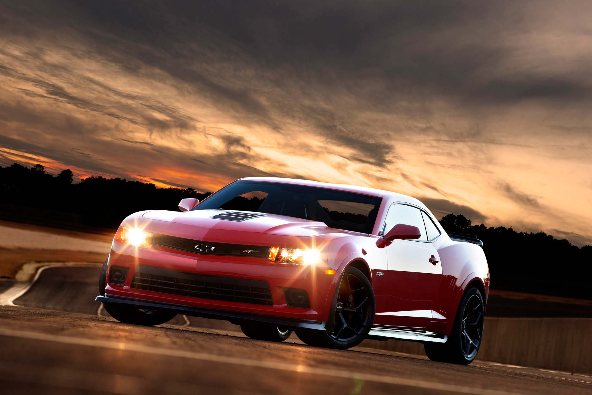 2014-Chevrolet-Camaro-Z28-front-three-qu