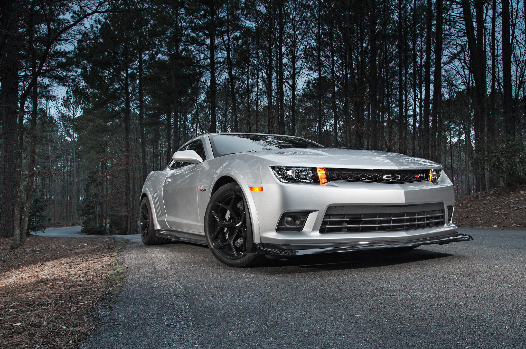 2014-Chevrolet-Camaro-Z28-front-three-qu