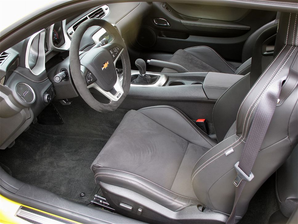 2014-chevrolet-camaro-1le-interior.jpg