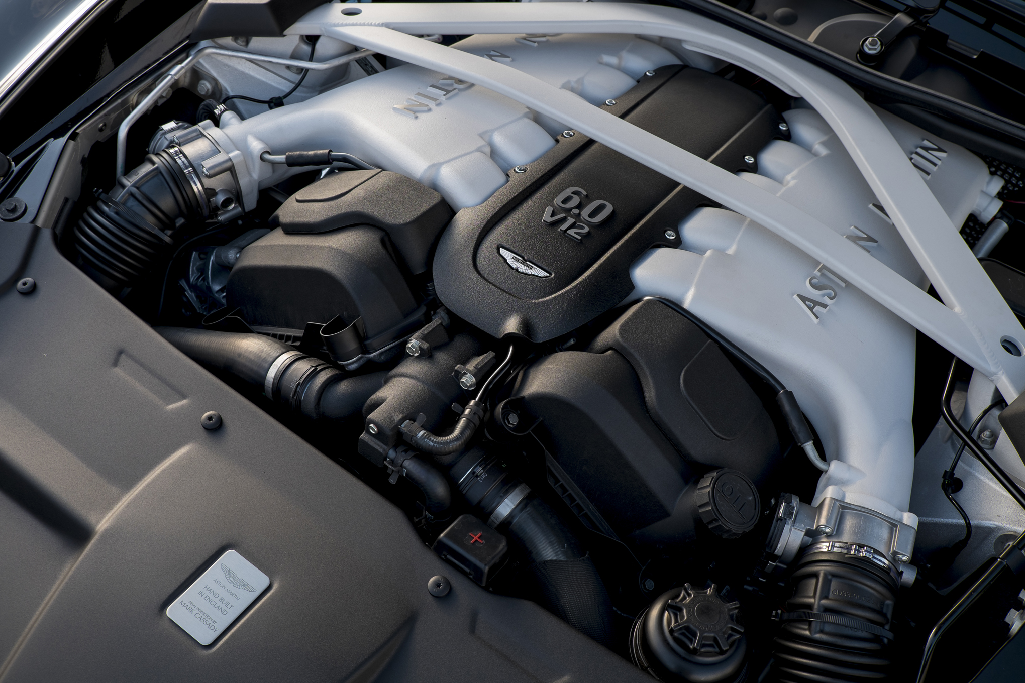2015-aston-martin-vanquish-engine.jpg