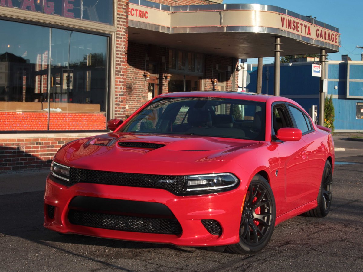 2015-dodge-charger-srt-hemi-hellcat-9.jp