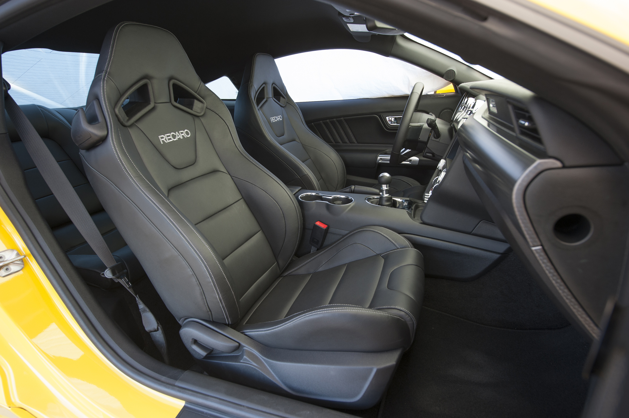 2015-ford-mustang-gt-front-interior-seat