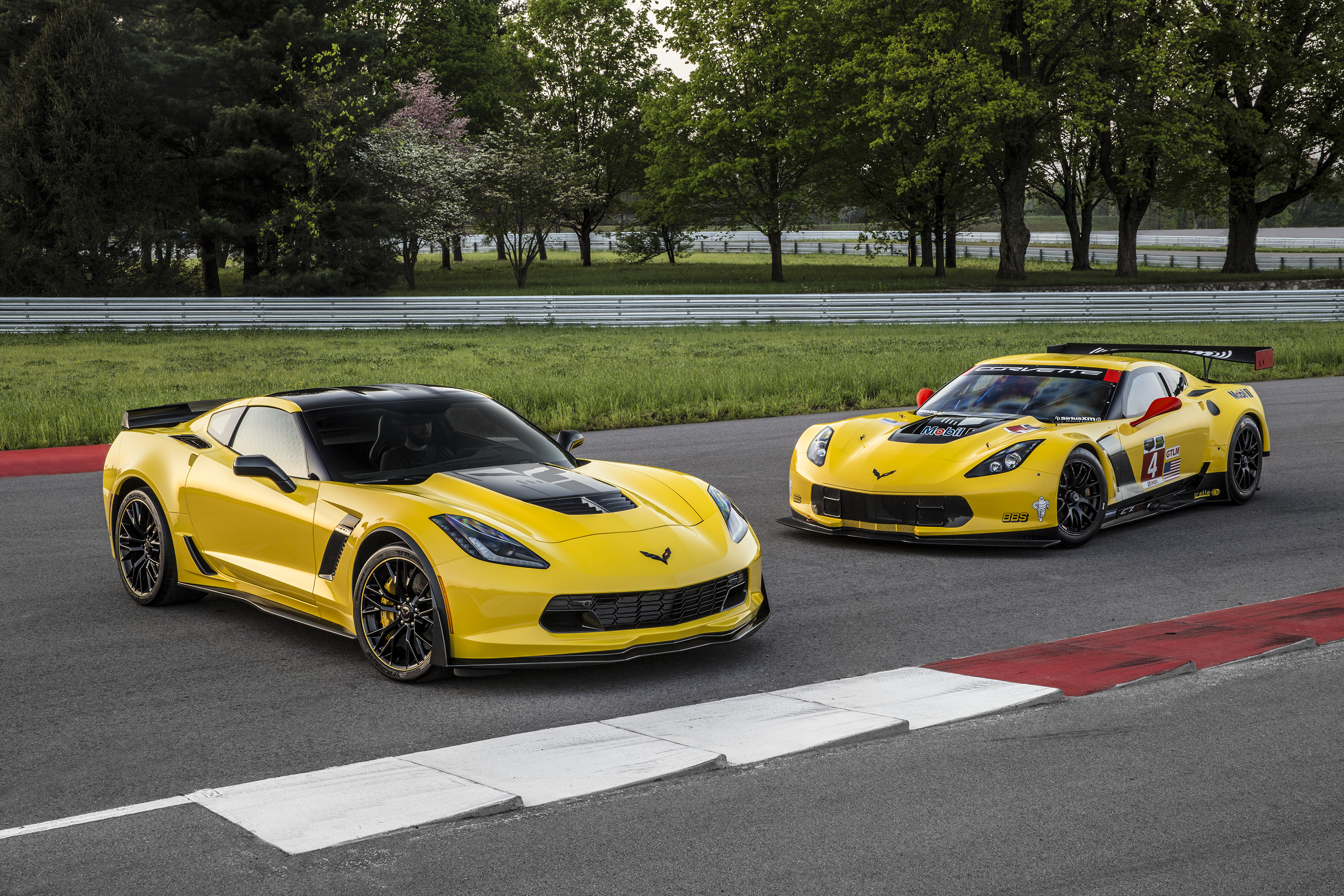 2016-Chevrolet-CorvetteZ06-C7R-Edition-0