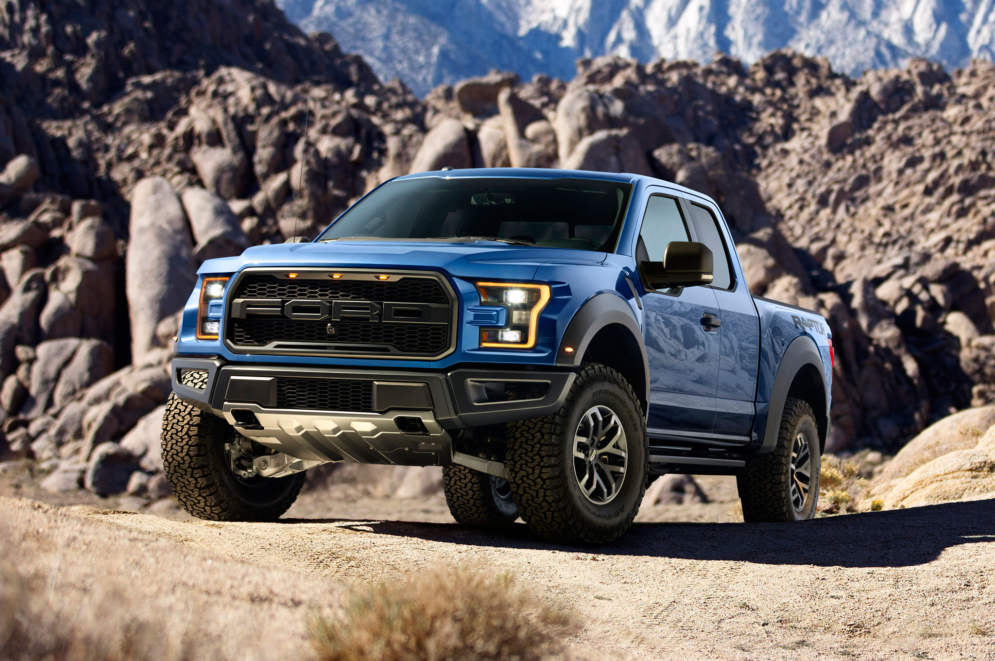 2017-ford-f150-raptor-left-front-hero.jp