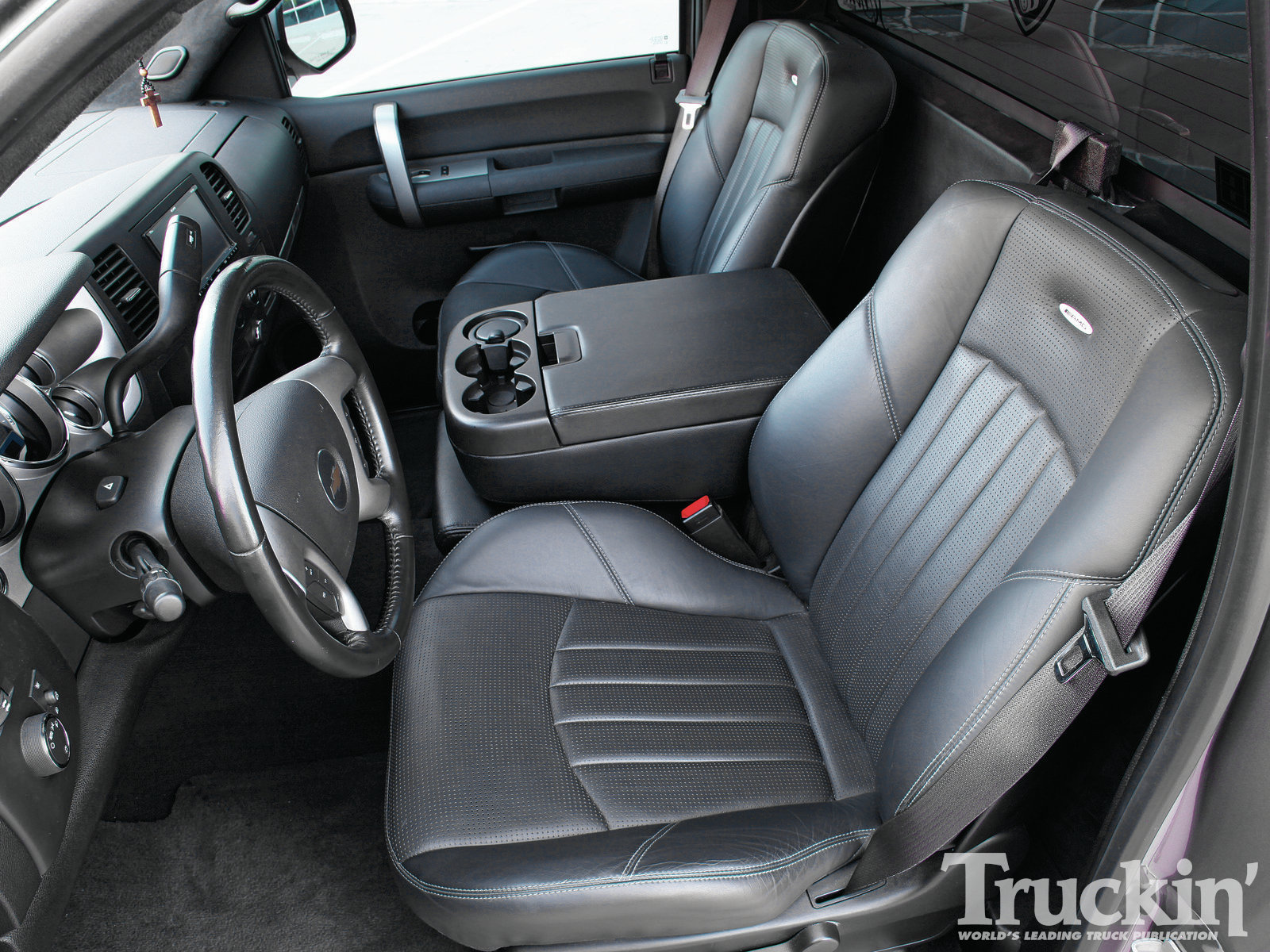 1112tr-02+chevy-silverado-1500-haulin-hd+interior-seats.jpg