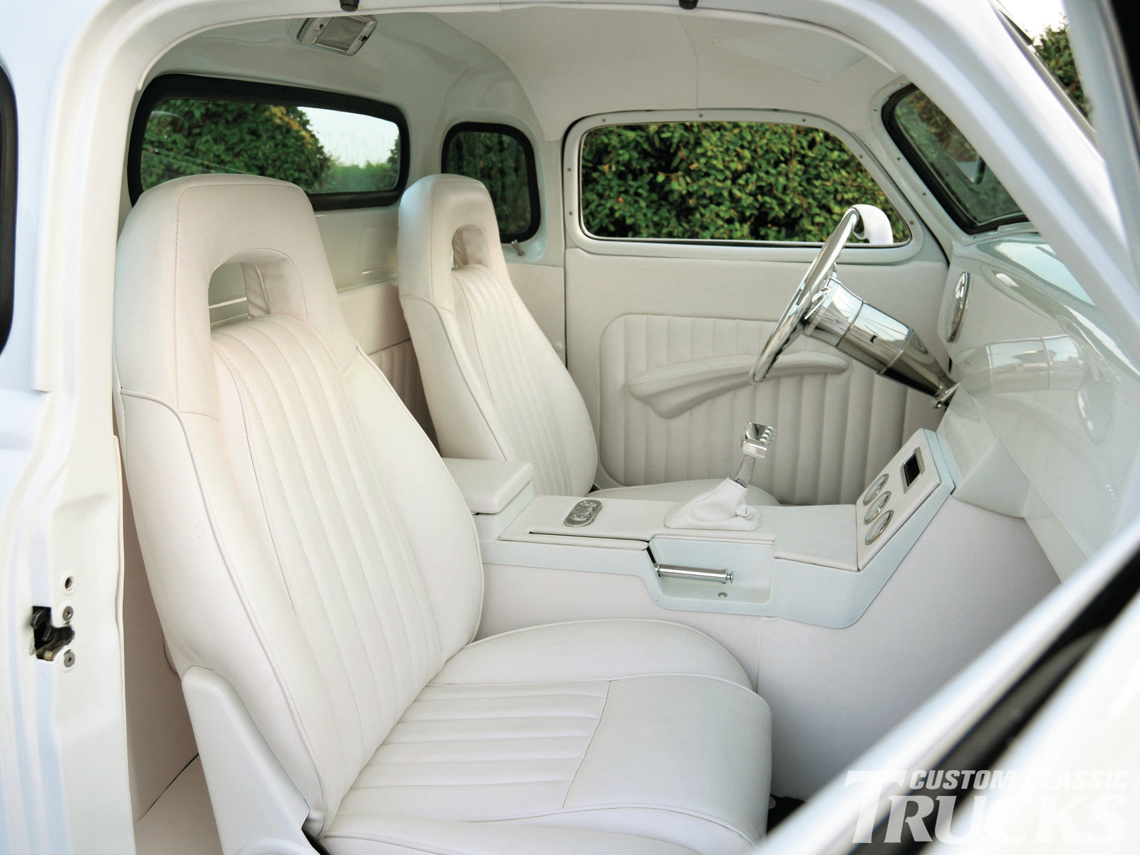 1210cct-06-o-+1948-chevrolet-pickup+interior.jpg