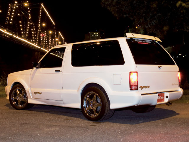 0701gm_07_z%2B1993_gmc_typhoon%2B.jpg