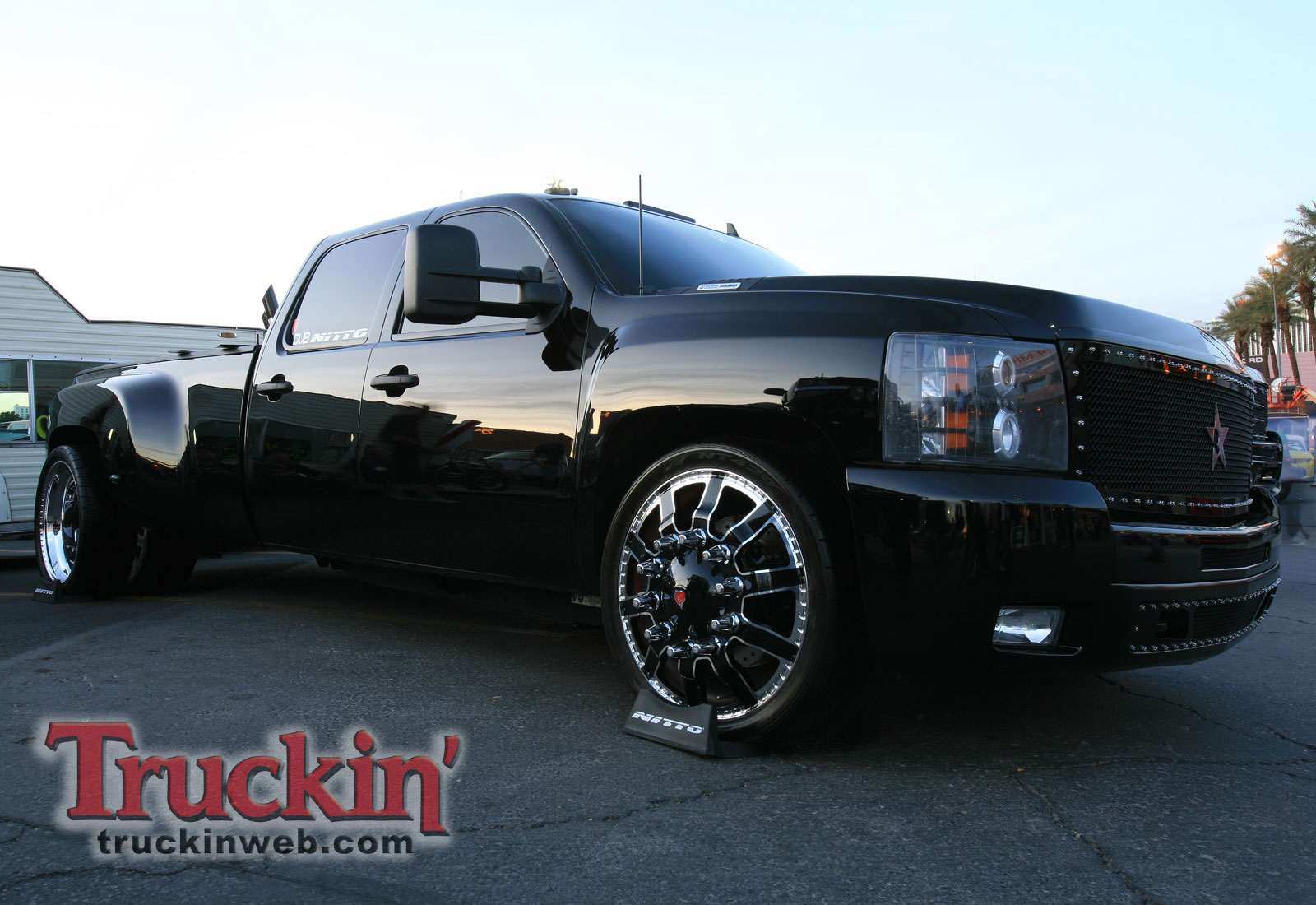 0911trweb_142+2009_sema_show_dan_ward+black_chevy_silverado_3500_dually.jpg