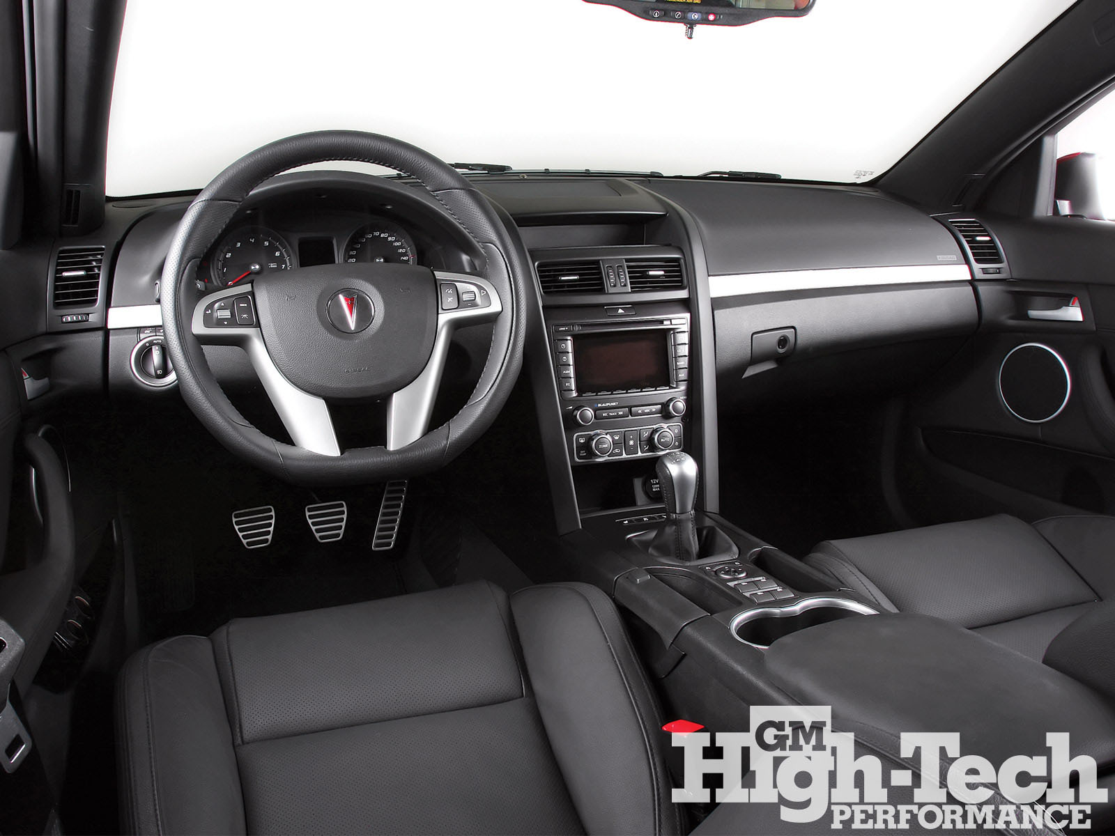 1001gmhtp_05_z+2009_pontiac_g8_gxp+interior.jpg
