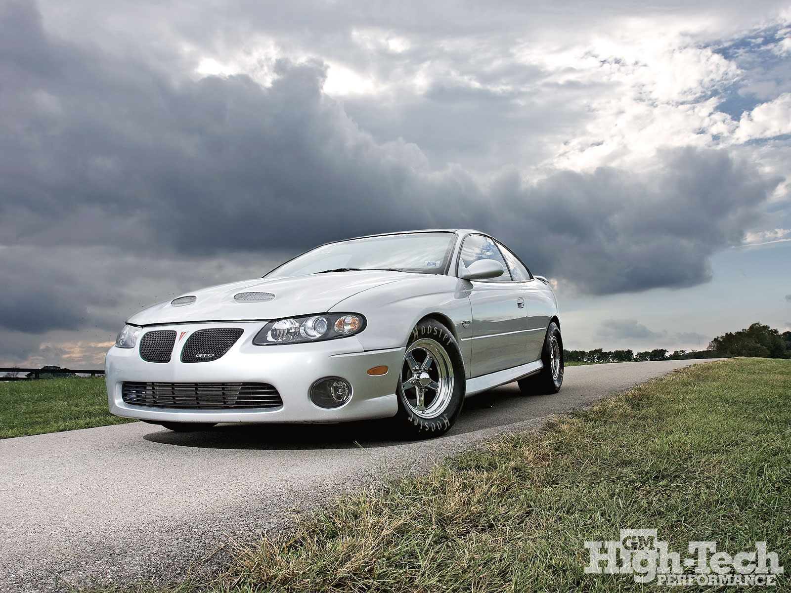 1104gmhtp_01_o+2005_pontiac_gto+front.jpg
