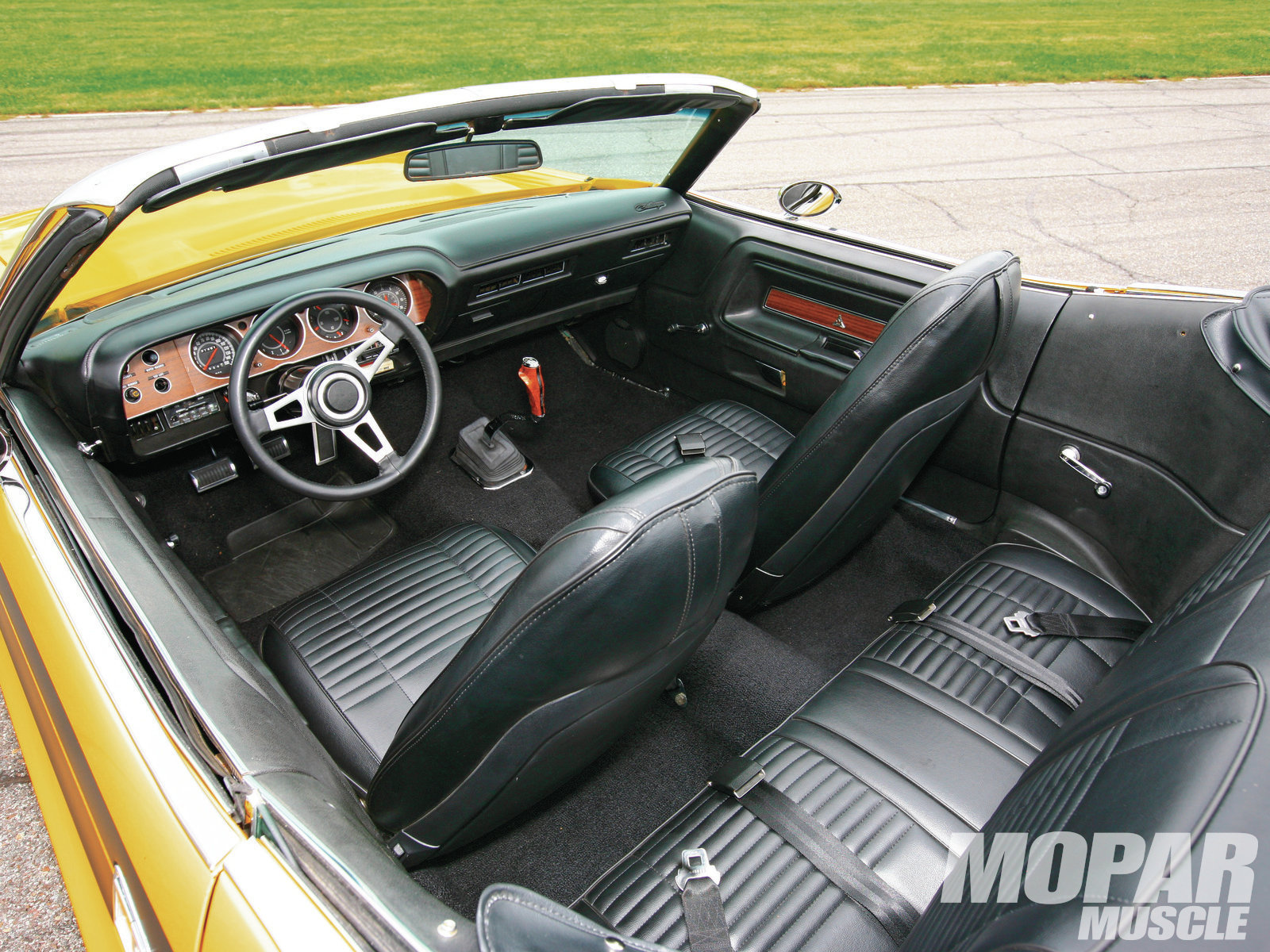 mopp_2011_1970_dodge_challenger_002+lucky_dog+.jpg