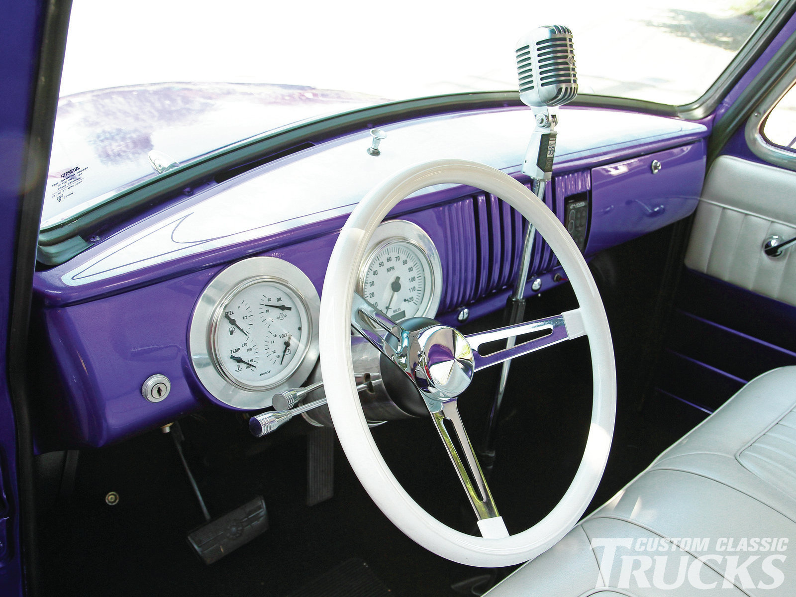 1211cct-08-o-+1950-gmc-truck+dash.jpg
