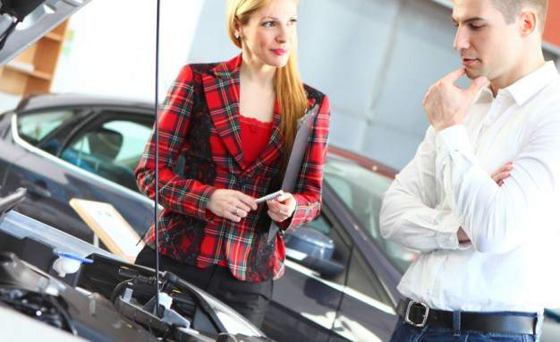 Salesperson and shopper - Getty Images/gilaxia