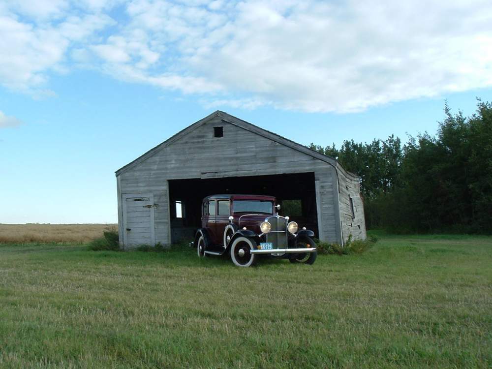 Lonely_garage_by_QuanticChaos1000.jpg