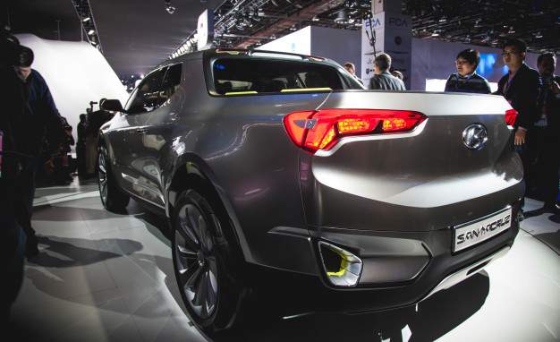 Hyundai says that it came up with the Santa Cruz’s basic format after “intently listening to customers” and recognizing their needs, and apparently enough of those folks wanted a CUV-type vehicle with a dirt-friendly place to stash cargo. Critically, those same people didn’t want to deal with a truck’s huge size, poor fuel economy, or price. Thus was born the Santa Cruz, one of the cooler-looking vehicles ever to be focus-grouped into existence. READ MORE ››