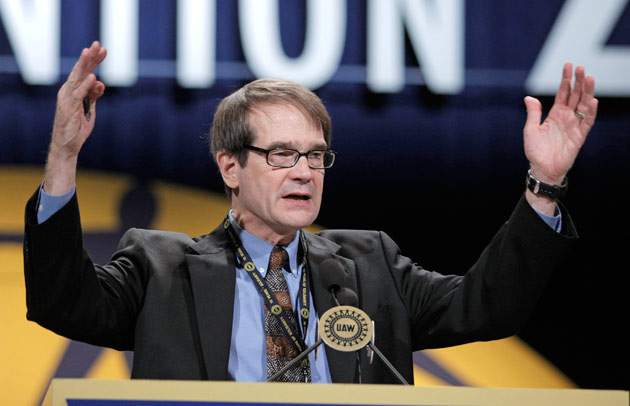bob-king-uaw-pres-arms-up.jpg