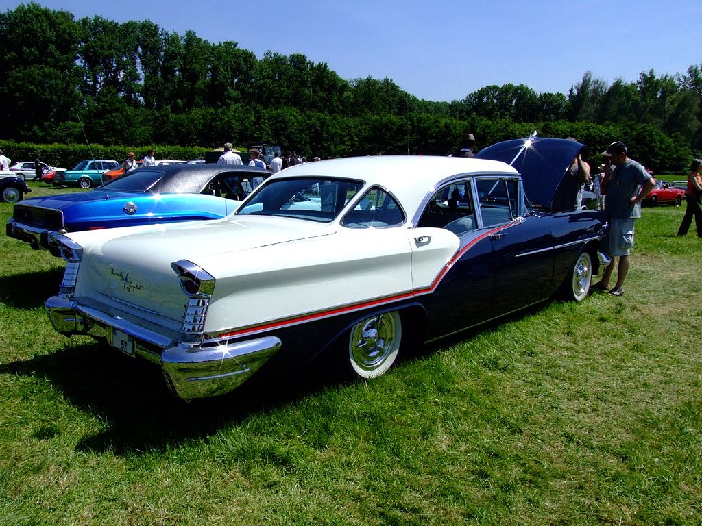 1024px-Oldsmobile_NinetyEight_1957_2.JPG