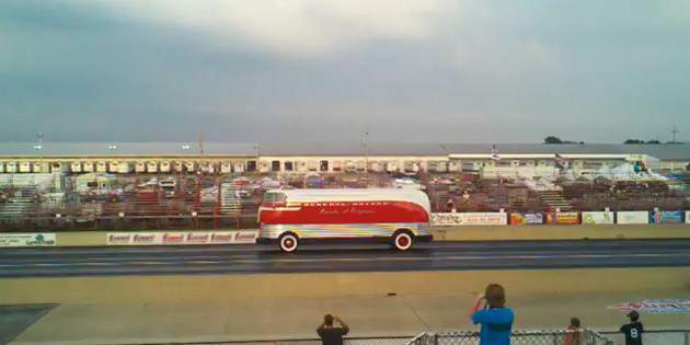 gm-futurliner-drag-race.jpg