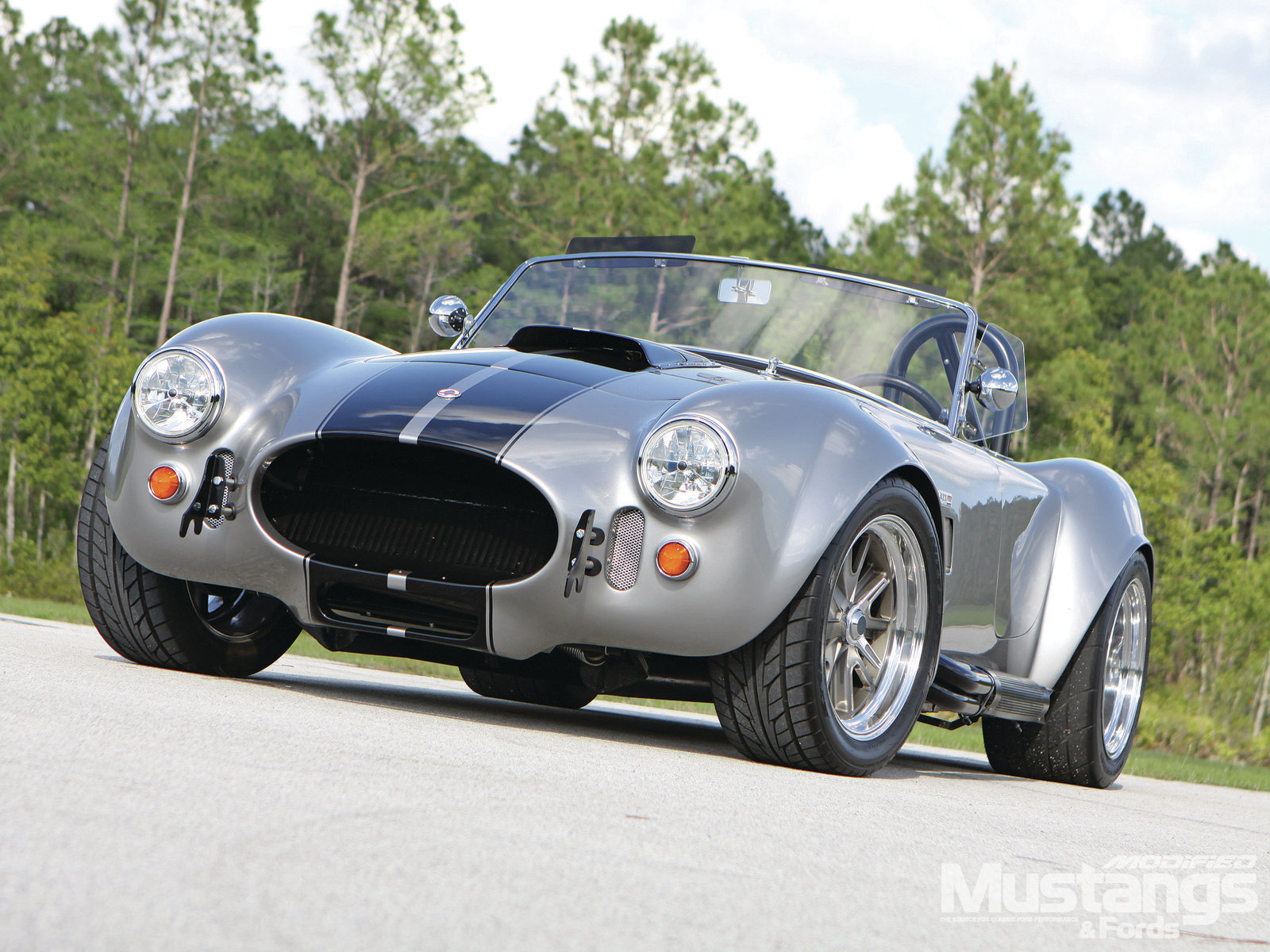 mdmp_1209_02_1965_factory_five_roadster_replica_swift_serpent_.jpg
