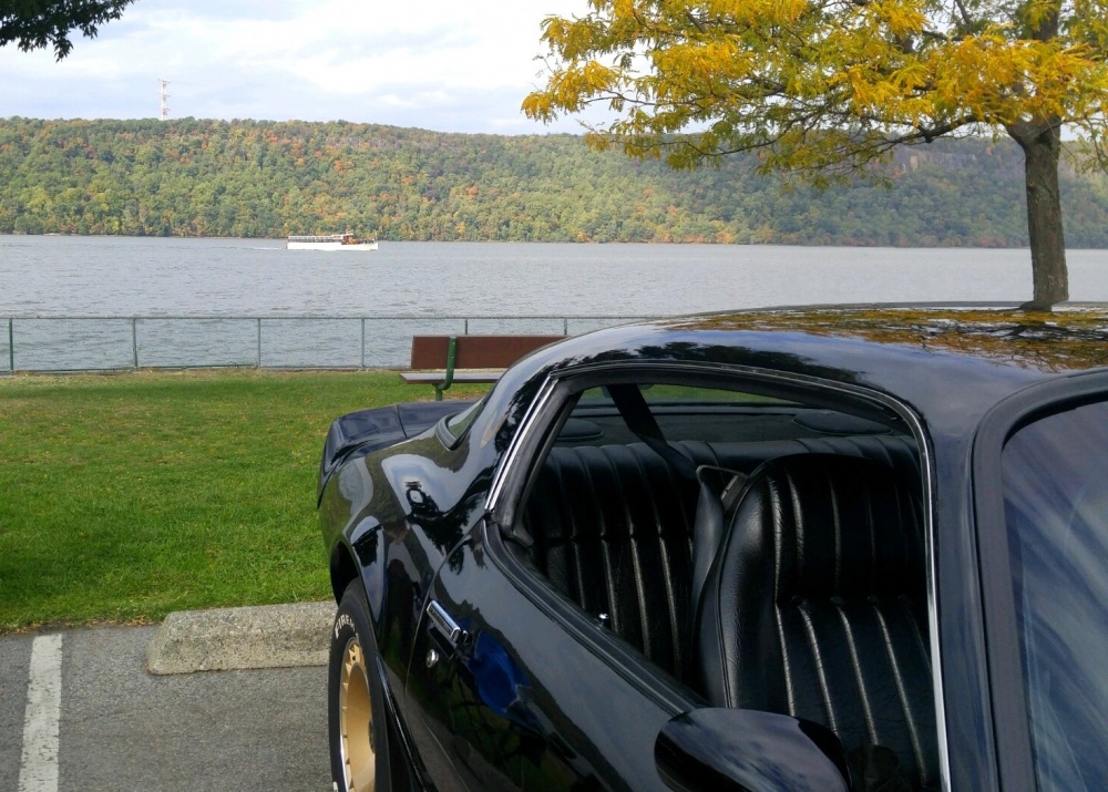 1981 trans am yonkers waterfront ferry palisades october 2016.jpg