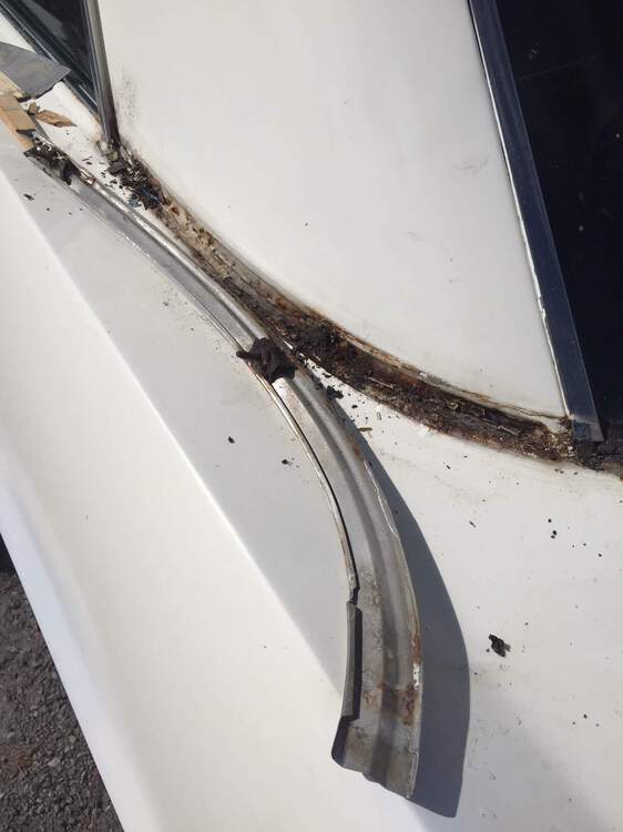 rust under trim.JPG
