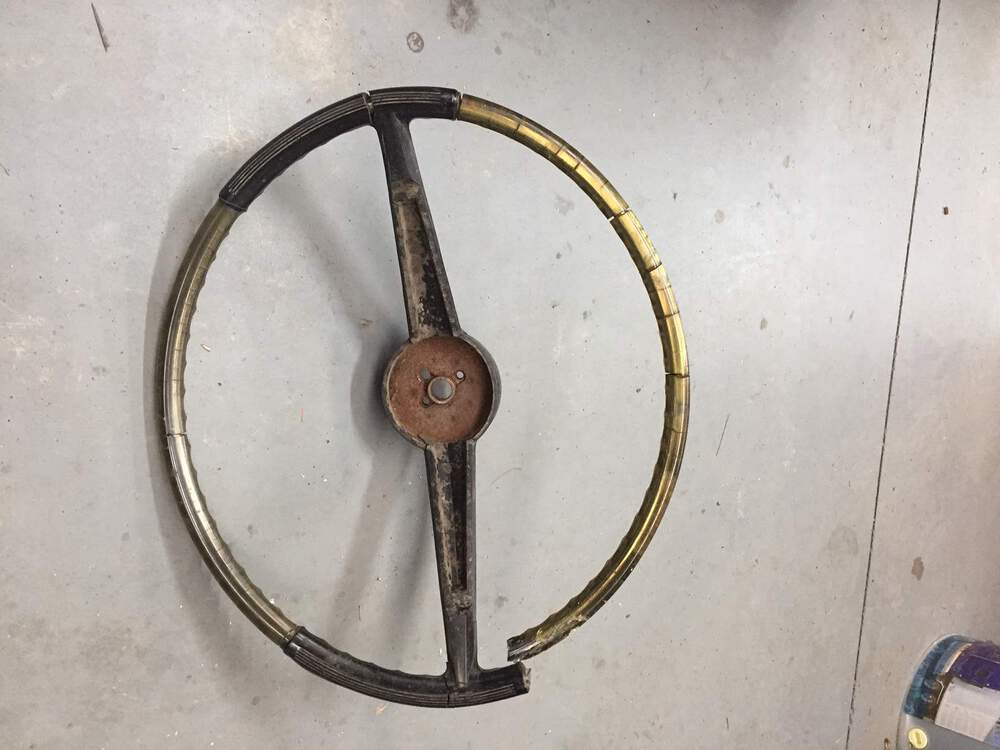 broken steering wheel.JPG