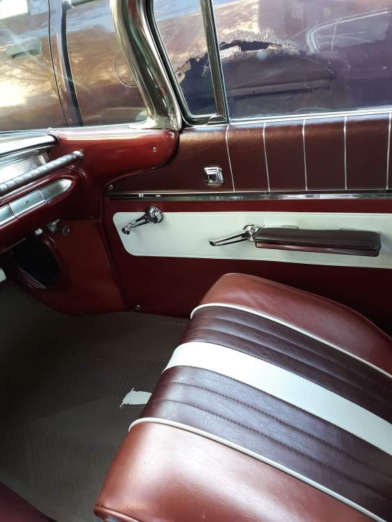 1960 Pontiac Ventura with power vents passenger 1.jpg
