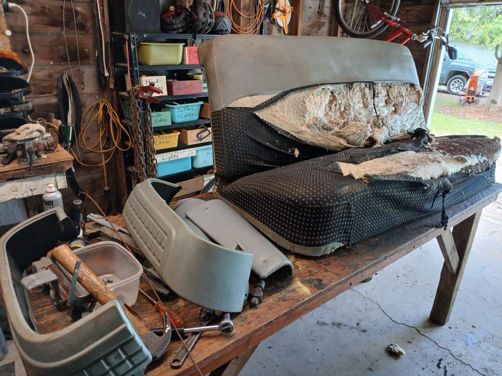 pontiac frt seat.jpg