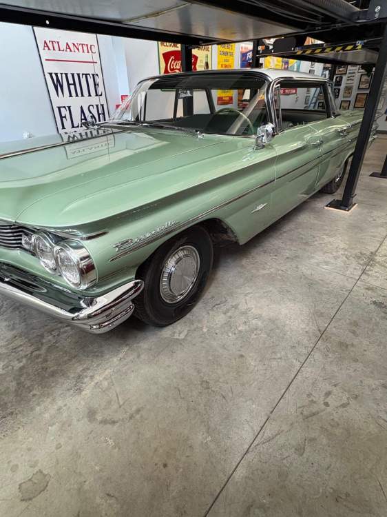 1960 Pontiac LF3Q.jpg